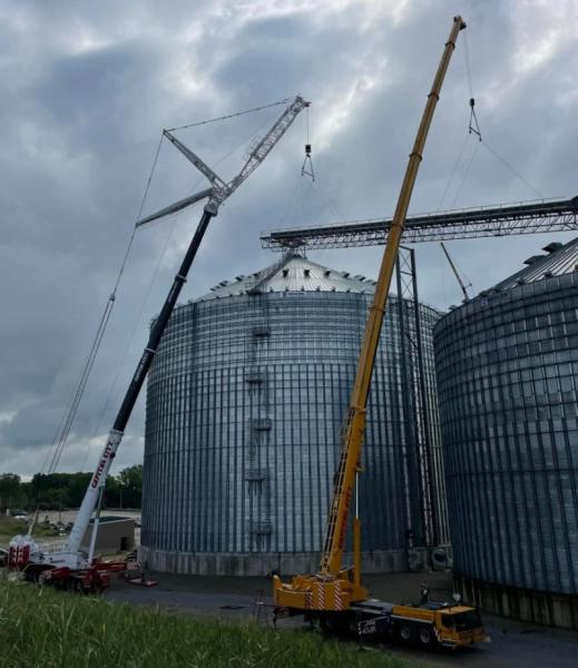900 ton and 300 ton cranes setting a 40,000 BPH Hi-Roller fill conveyor