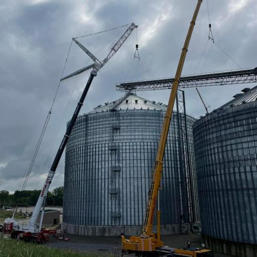 900 ton and 300 ton cranes setting a 40,000 BPH Hi-Roller fill conveyor